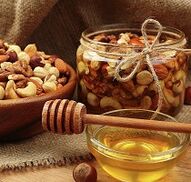 Miel y nueces para estimular la potencia. 